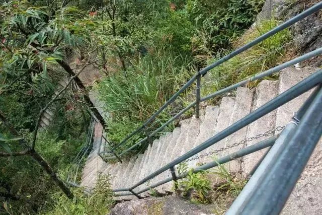 清远金子山它被国家地理评选为十大非著名山峰no1以一座近90的天梯