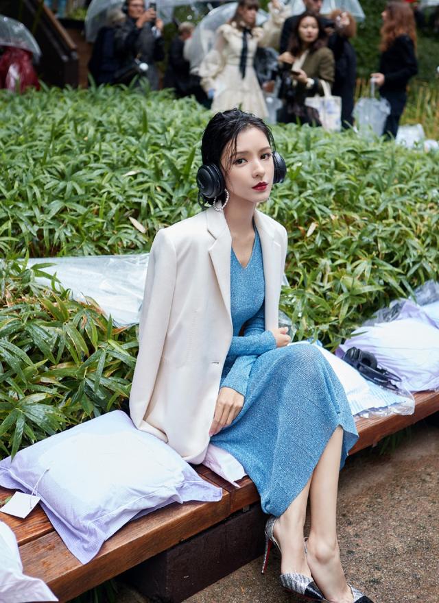 张予曦也太美了,穿宝石蓝修身长裙配高跟鞋,戴大耳环优雅迷人