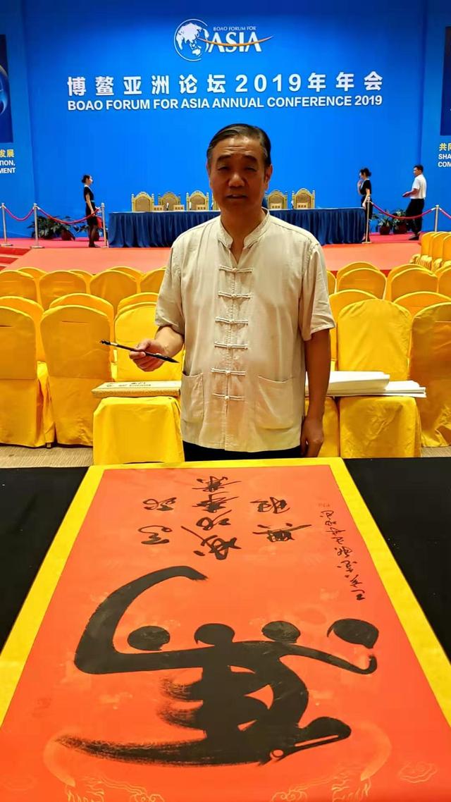 本次书画展展出了钱松岩,陆俨少,傅抱石,李铎,王雪涛,张海,权希军