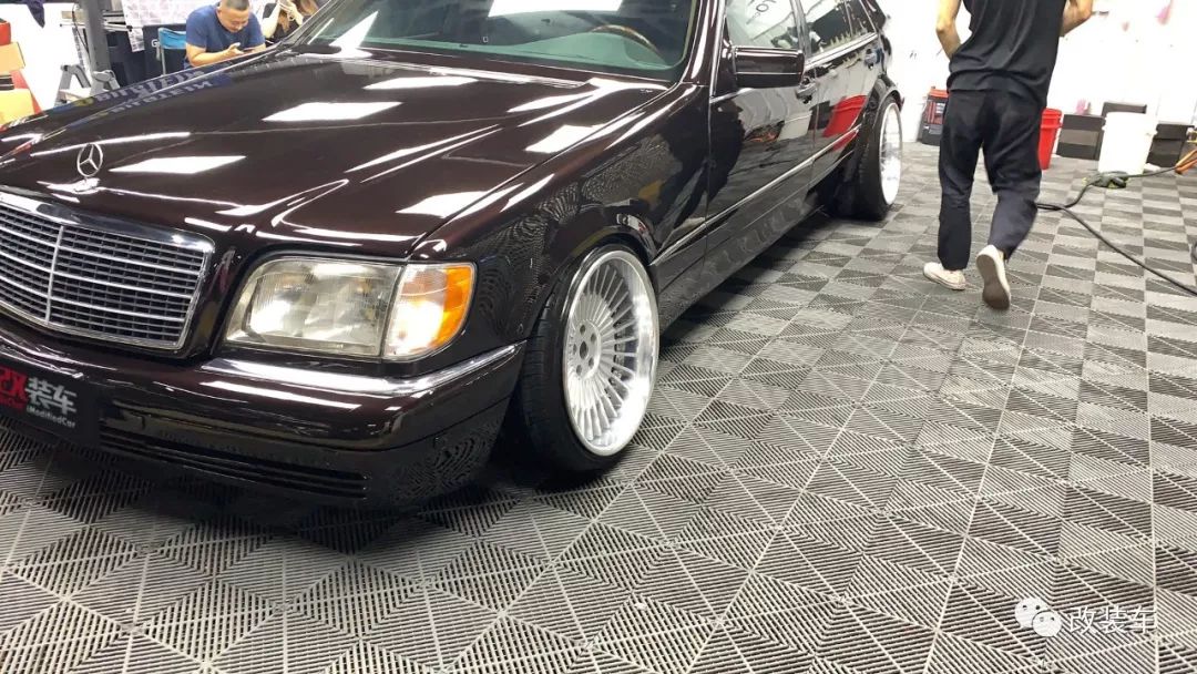 刺青师迷上日本黑帮vip文化奔驰虎头奔低趴姿态改装