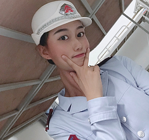 英雄联盟:无状态秀粉丝,阅兵方队的女兵,女兵:能不能夸一下