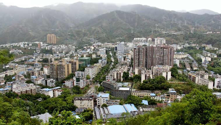 除了旧照片,在盐边县举县搬迁后,陈石存又开始着手拍摄新县城的建设与