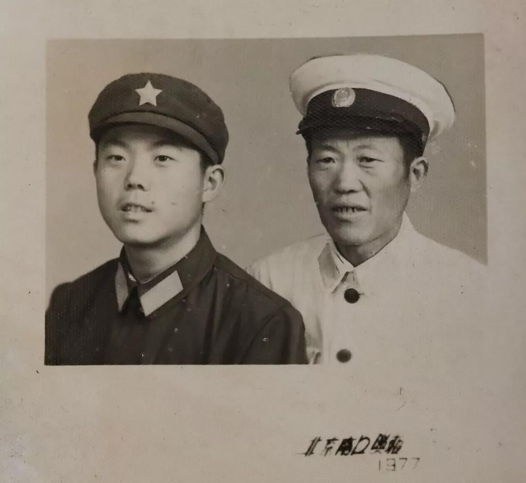 70年代白色警服图片