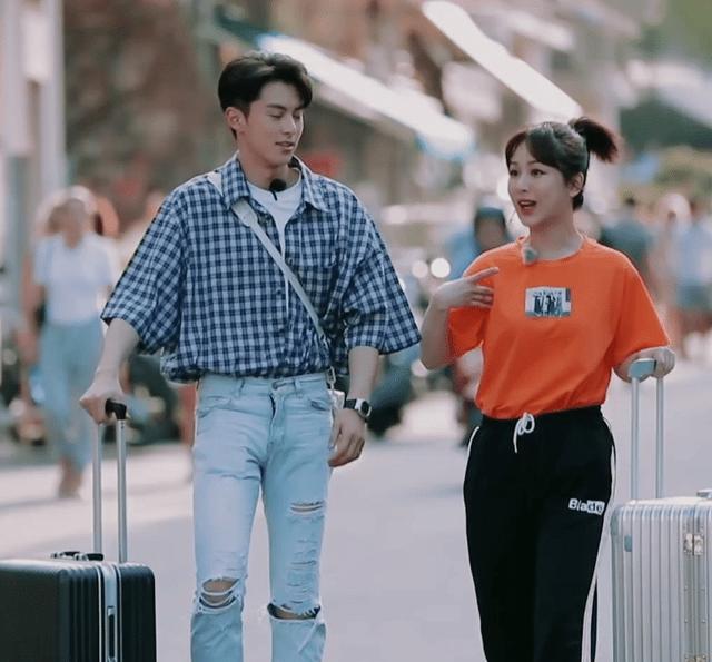 王鹤棣骑摩托艇载杨紫上了热搜到底怎么回事呢