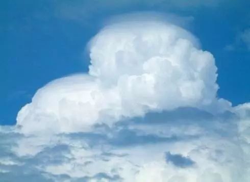 "云交云,雨淋淋"炮台云指堡状高积云或堡状层积云,多出现在低压槽前