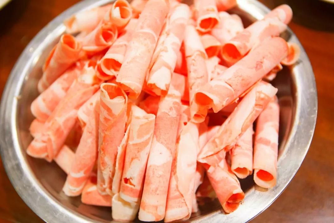 这家店凭三道"招牌菜"火遍襄阳,羊肉卷按"盆儿"送!