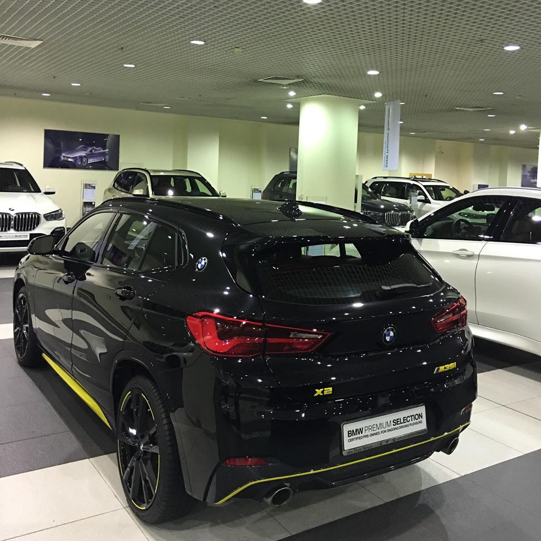 宝马x2海外实车炫酷的全黑风格