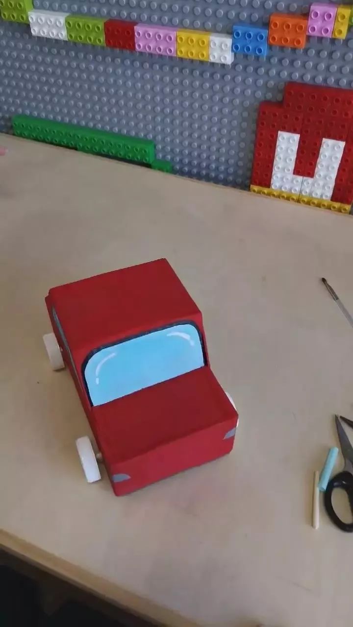 亲子时光幼儿园手工作业纸箱小汽车