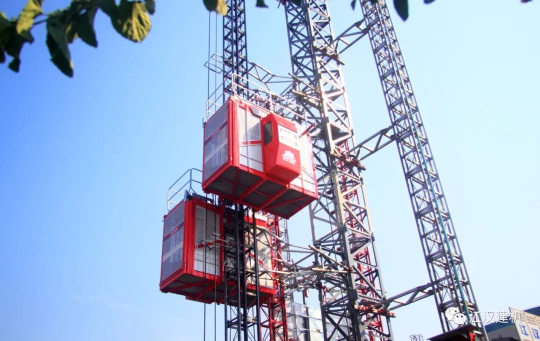新品江汉轻量化中速能效施工升降机向建国70周年献礼