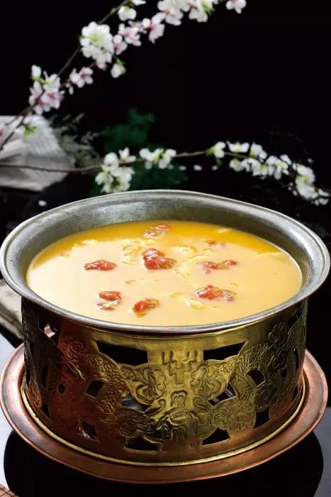 大众点评@吃货885500锅中清水也可用高汤代替,但为了突出银鱼紫蟹的