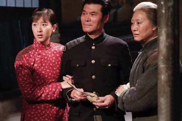 老戏骨王丽云在新版红灯记中演李奶奶剧照曝光李铁梅扮演者很美