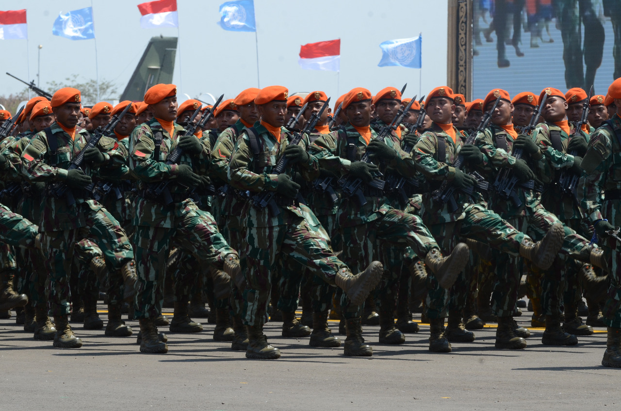 印尼阅兵庆祝军队成了74周年 彩虹4无人机亮相