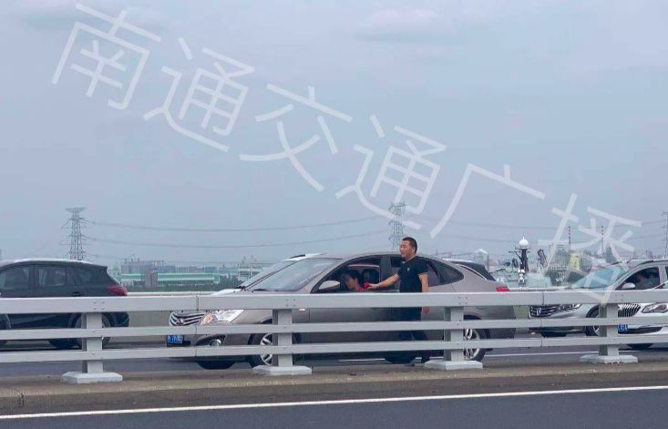 【迎战返程大流量,他们坚守一线,连续作战!】_苏通大桥