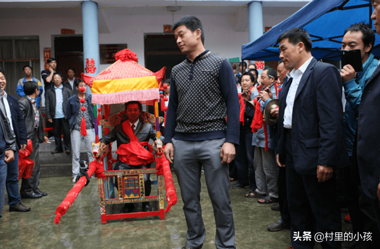 实拍农村“倒插门”,新郎走前要改姓拜祖宗,表示“逐出家族”-搜狐大视野-搜狐新闻
