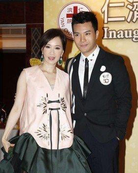 直到2003年,顾纪筠带着儿子与同样育有一儿一女的陈仕炜再婚,婚后的