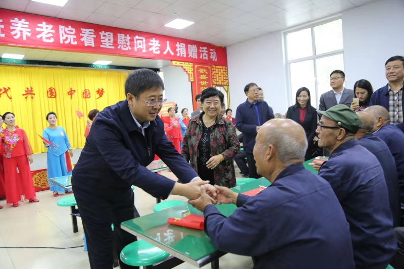 许利伟重阳节前夕到晋祥养老院走访慰问孤寡老人