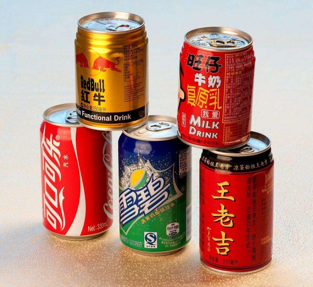 很多孩子一开始不愿意喝白开水,所以家长就选择含糖分的凉茶或饮料