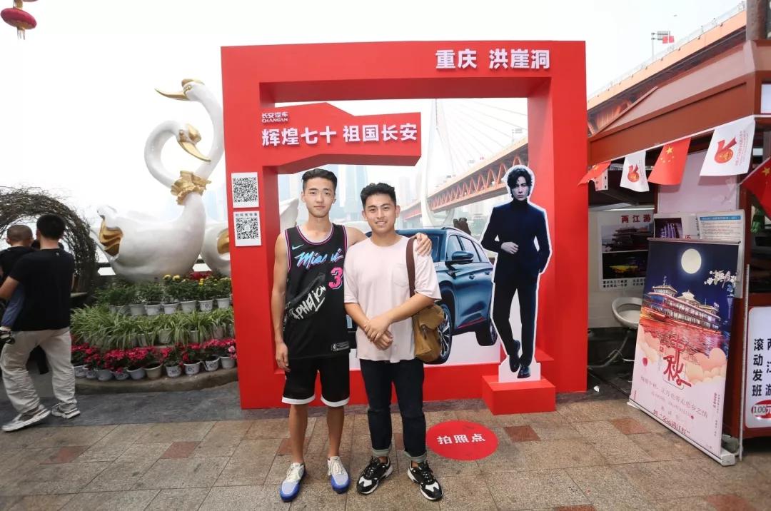 打卡洪崖洞,你找到陈坤了吗?