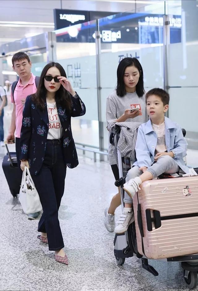 霍思燕带嗯哼现身机场,身高优势抢镜,越来越像杜江