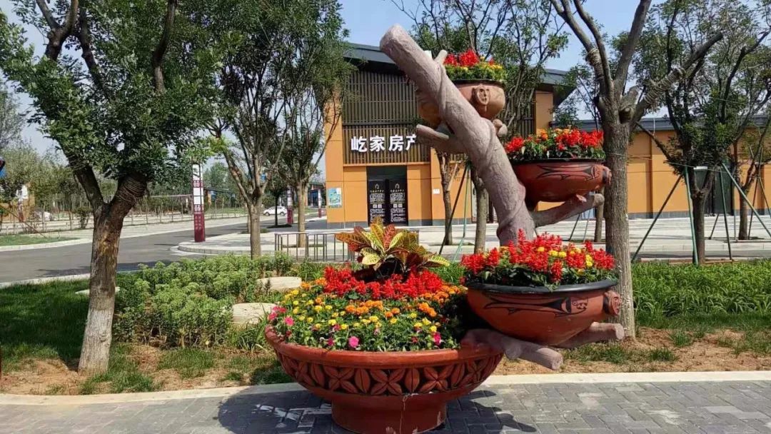 来看一起国庆期间,本人前往渑池县城主街道, 只见单位机关 ,万人广场