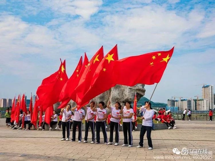 唱歌五星红旗迎风飘扬图片