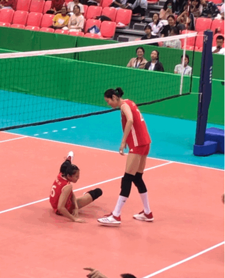 朱婷公主抱姚迪抱不动,和龚翔宇玩摔跤秒杀,还教队友跳舞_中国女排