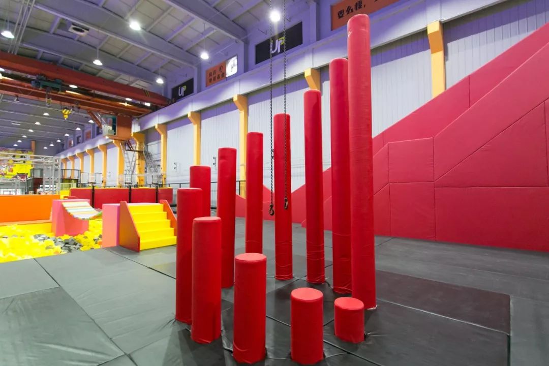 喜欢攀登的朋友一定不要错过超刺激的梅花桩,踩着柱子一步步往上爬,有