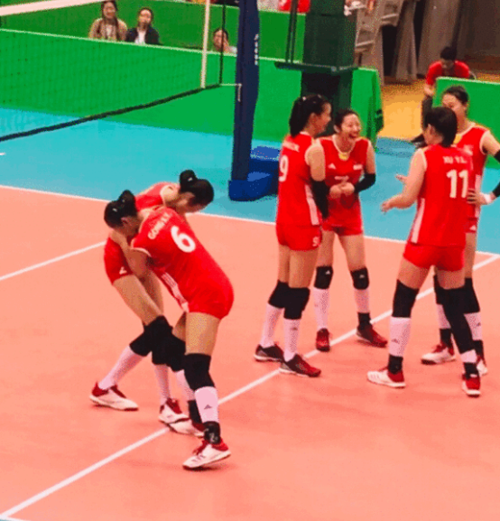 朱婷公主抱姚迪抱不动,和龚翔宇玩摔跤秒杀,还教队友跳舞_中国女排