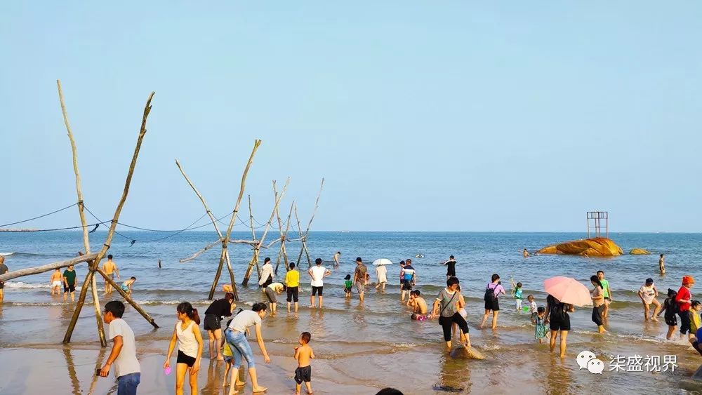 七星海位于漳浦赤湖前湖湾,沙滩金黄柔软,海水干净湛蓝,礁石奇形怪状