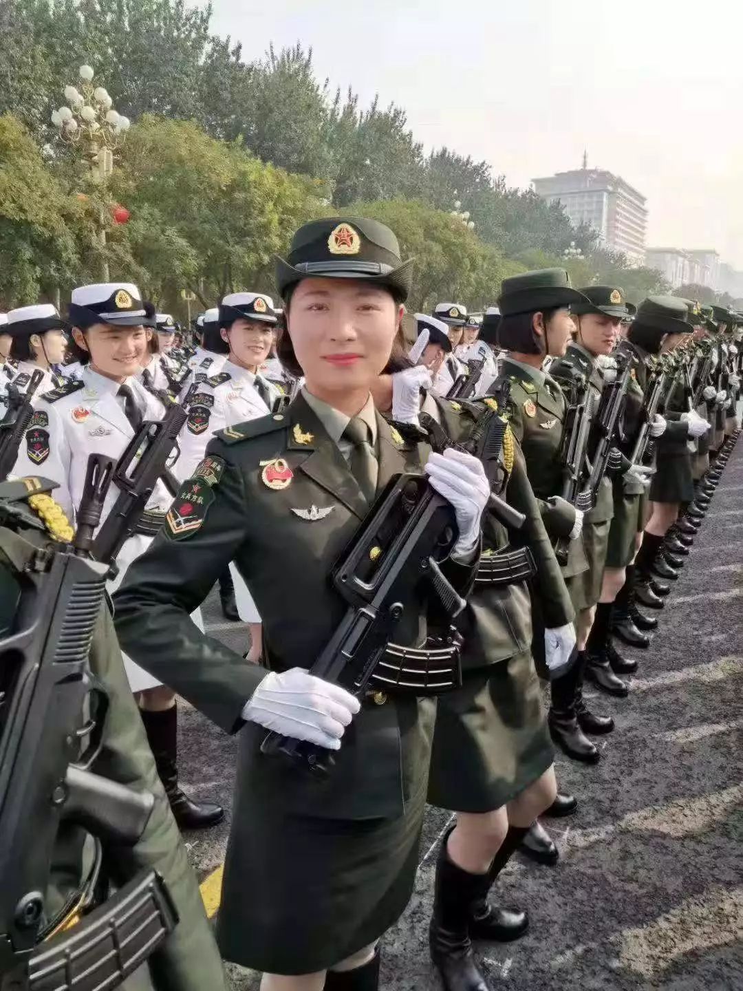 女兵方队首次以挂枪形式,全新编成参加联勤保障部队方队,文职人员方队