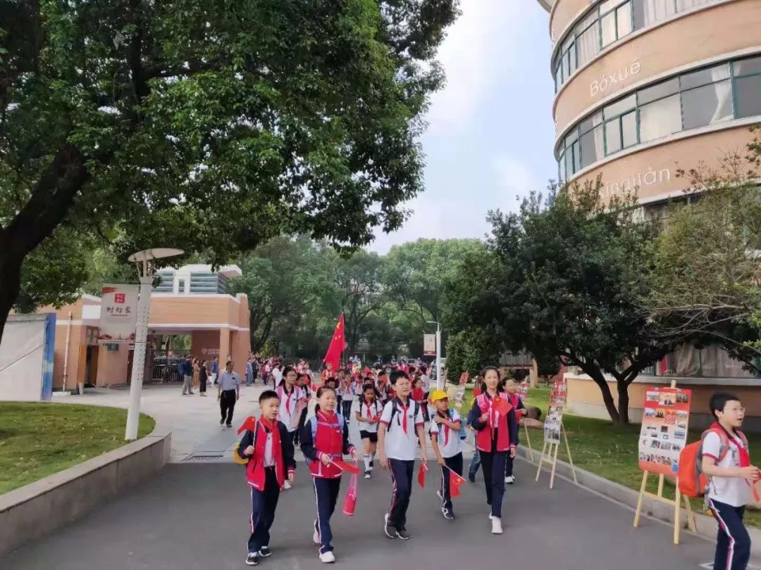 慈溪市第三实验小学开展了"壮丽华章七十载 争做文明追梦人"庆祝新