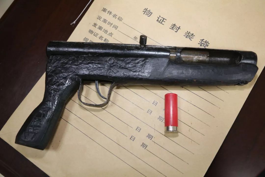 泰兴警方凌晨行动,查获一私藏枪支,弹药的犯罪嫌疑人!