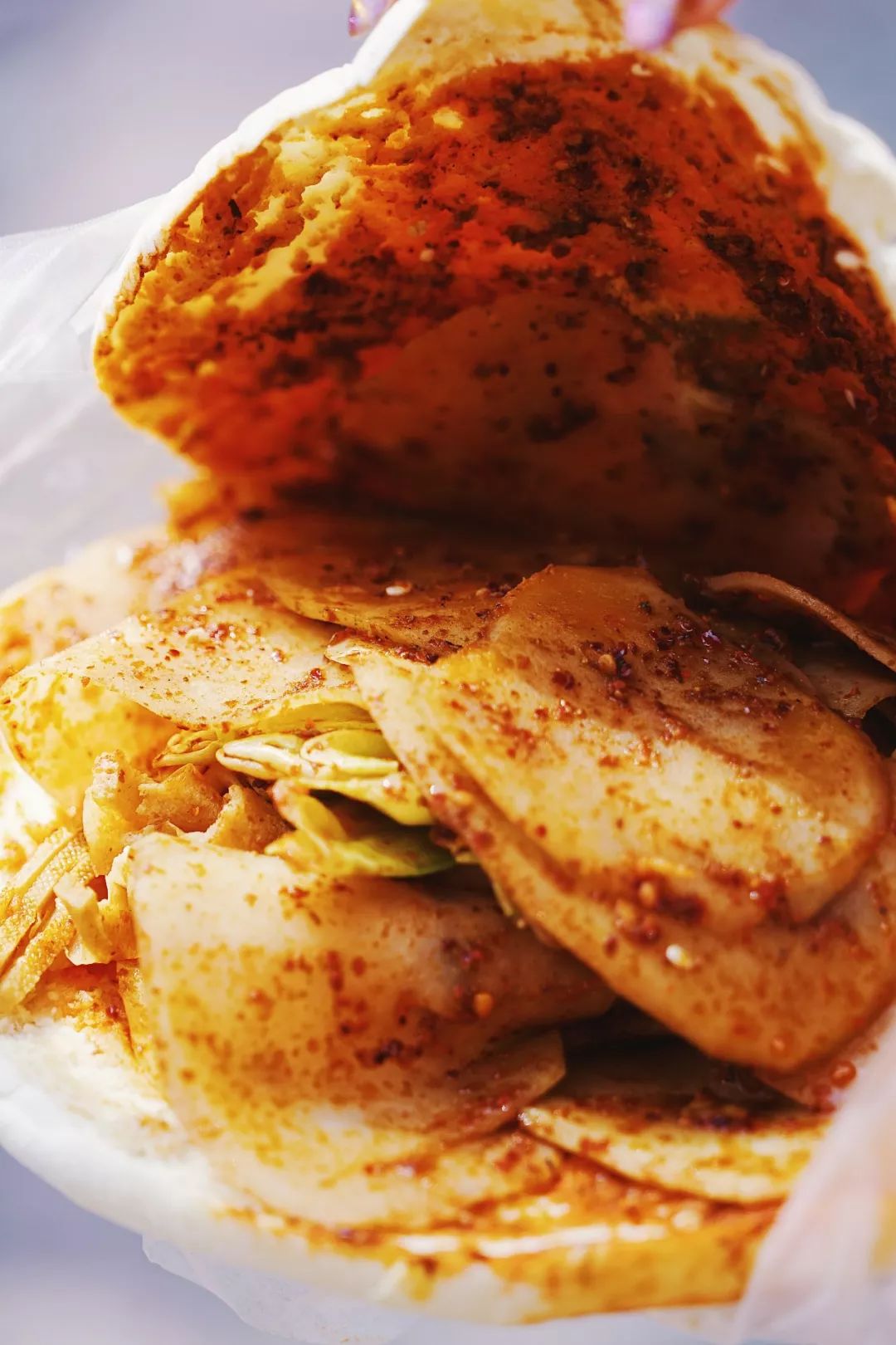 胖嫂片馍的辣是香辣味,西安这边喜欢给馍里夹生菜,但是高陵人夹的都是