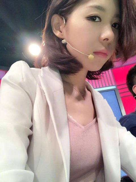 20发火箭礼物不够小楼在4am王欣直播间开通价值18w的超级皇帝