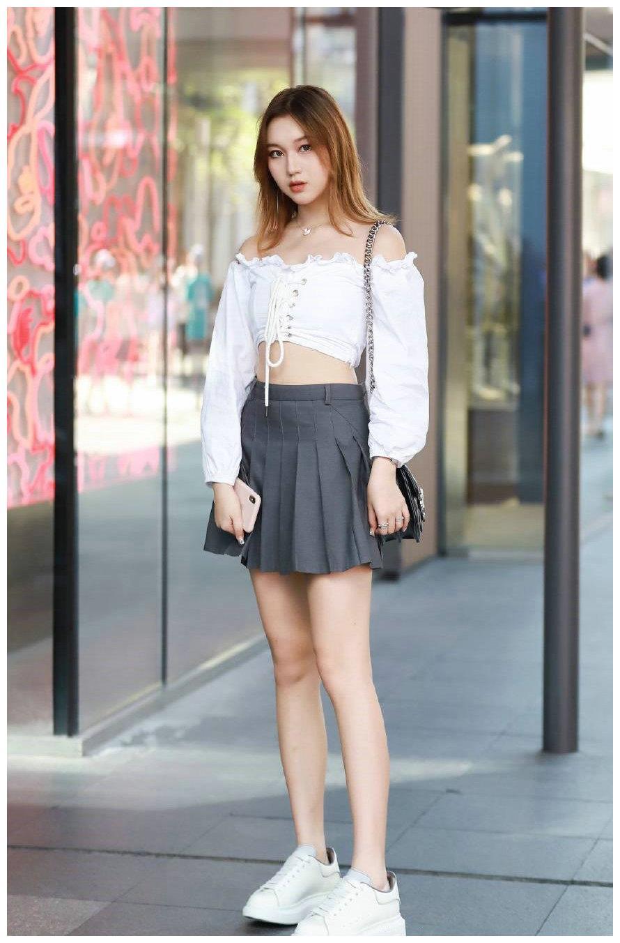 街拍小姐姐一字肩上衣搭配百褶裙凸显了锁骨美和性感的小蛮腰