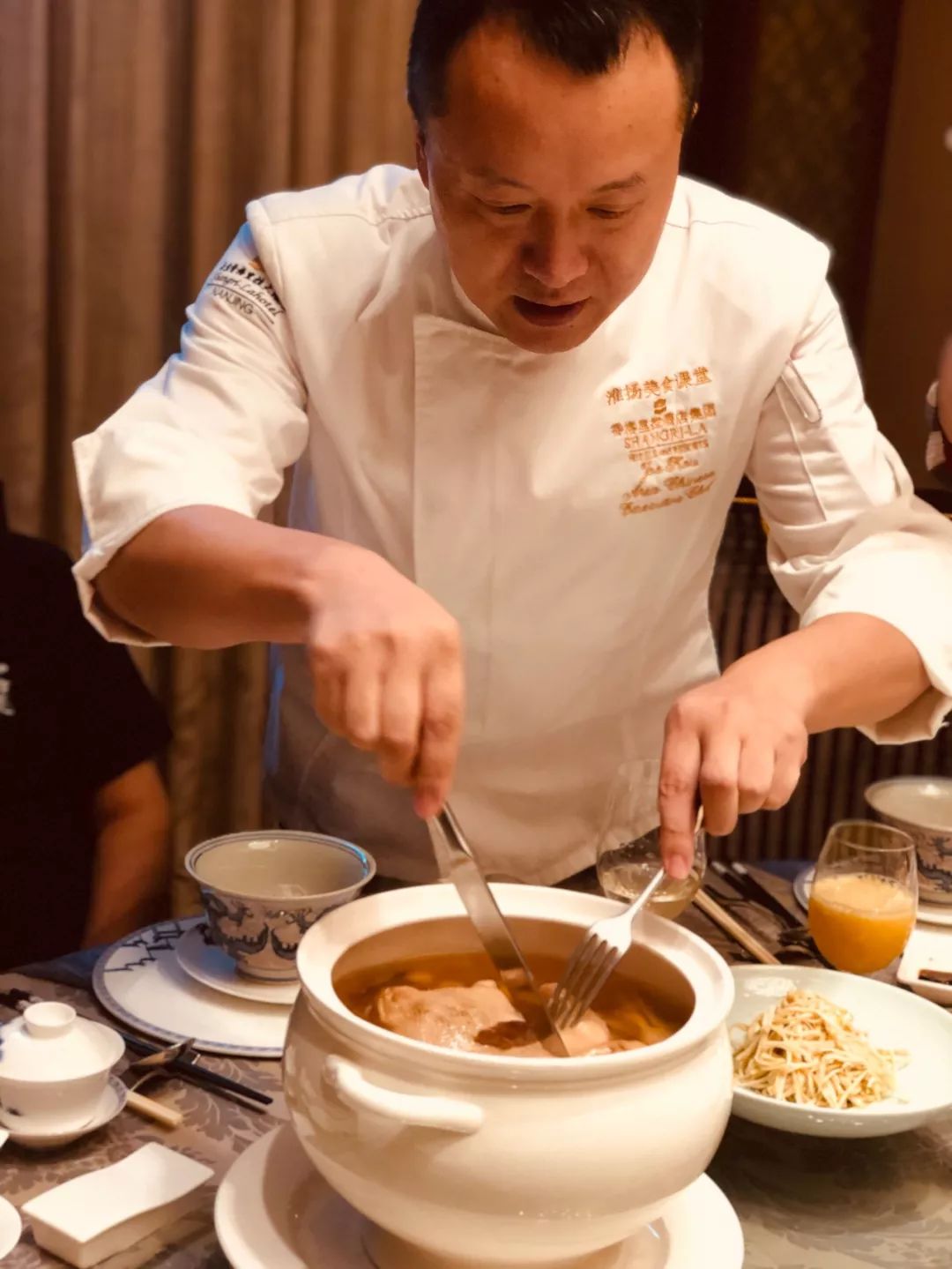 侯新庆专访他是专一的淮扬菜大师承上启下努力将淮扬菜旧面换新颜