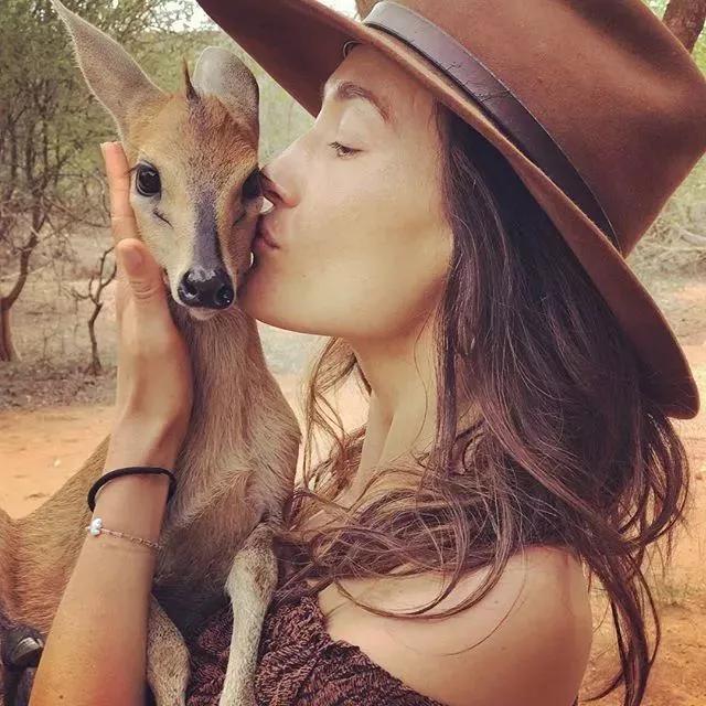 陈冠希都为之倾倒的性感女神,却凭实力跻身好莱坞一线打星_maggie