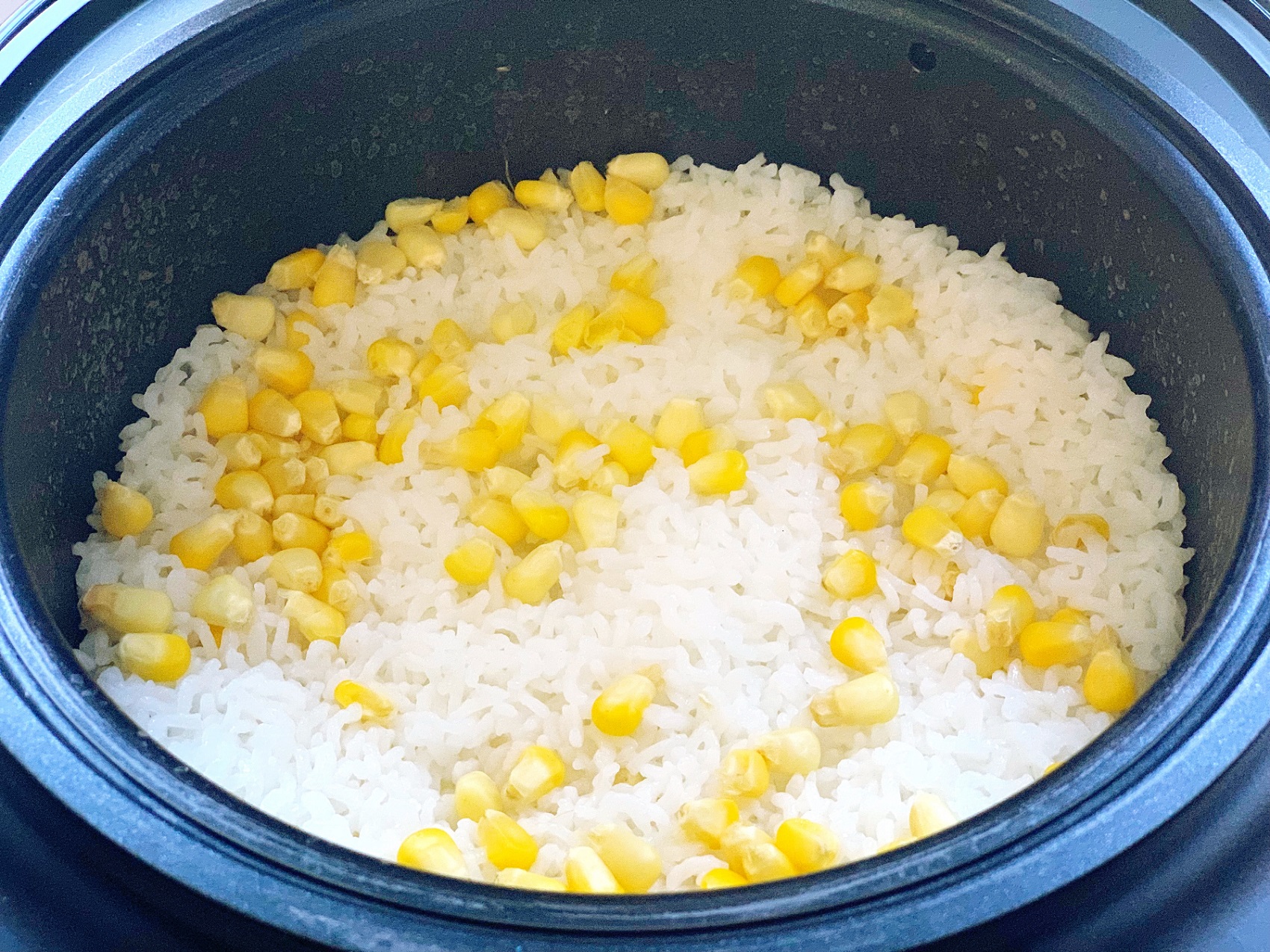 9,舀1勺玉米饭看看,米饭颗粒分明,又香又软,有点像小时候吃过的捞饭.