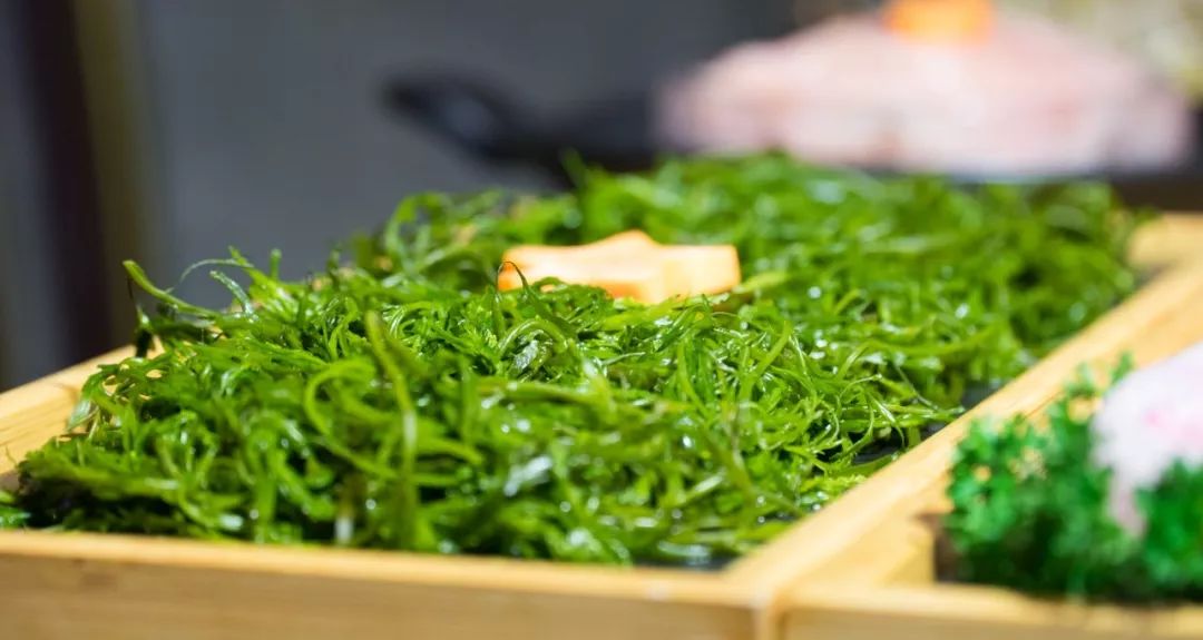 6  翡翠柳芽 7  花式素菜们 ▲功夫青笋 8  红糖糍粑 成都人吃火锅必