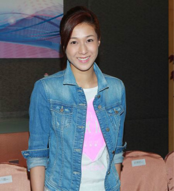 早年传的最凶的就是跟他一起合作《溏心风暴》的钟嘉欣像是叶璇,杨怡