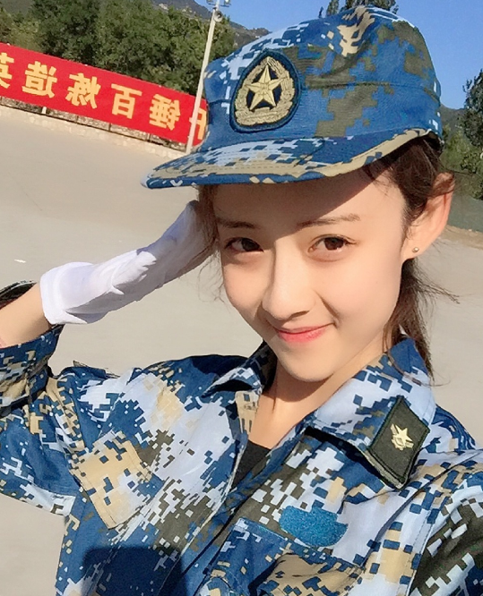 《中国机长》最大赢家,不是张天爱李沁,而是神似赵丽颖的她!_杨祺如