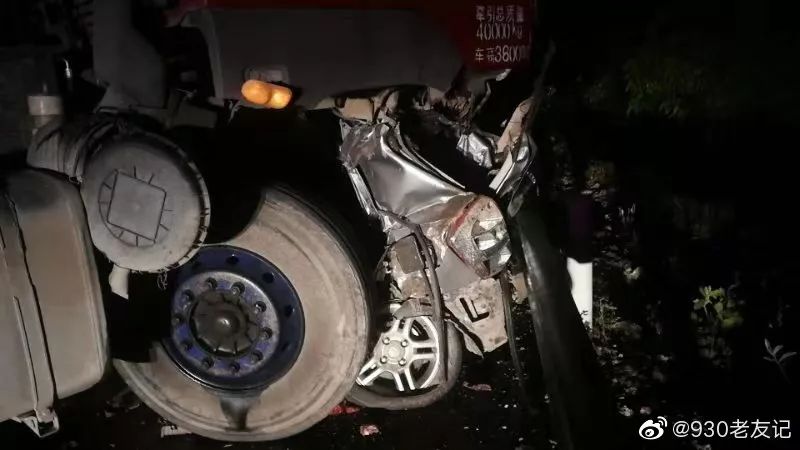 昨天凌晨,一部梧州桂d牌小車在高速上發生車禍,5人當場死亡,轎車被