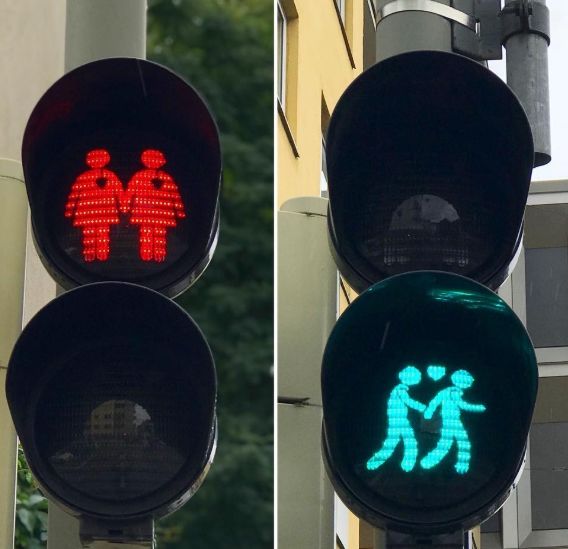 欧洲的红绿灯成精了在繁华的街口闪耀作妖每一盏都是戏精