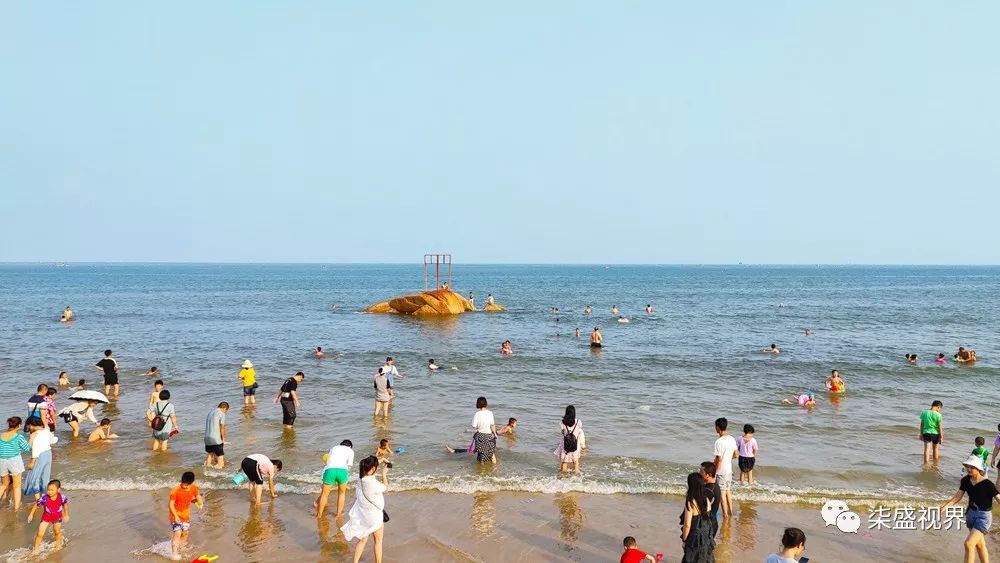 七星海位于漳浦赤湖前湖湾,沙滩金黄柔软,海水干净湛蓝,礁石奇形怪状