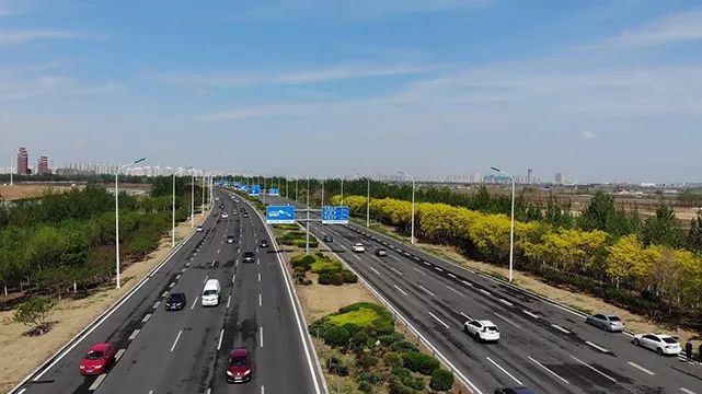 西起外环线津沽立交桥,东至滨海新区中央大道,唯一以"天津"命名的首条