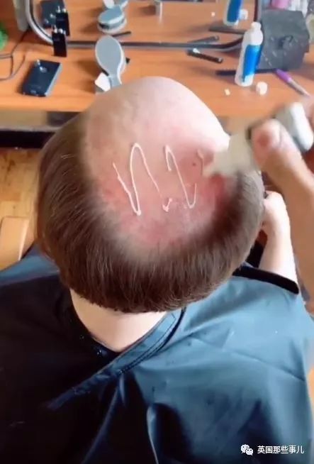 像涂抹花生酱一样仔细抹开……第三步,套上假发头套,进行修剪.