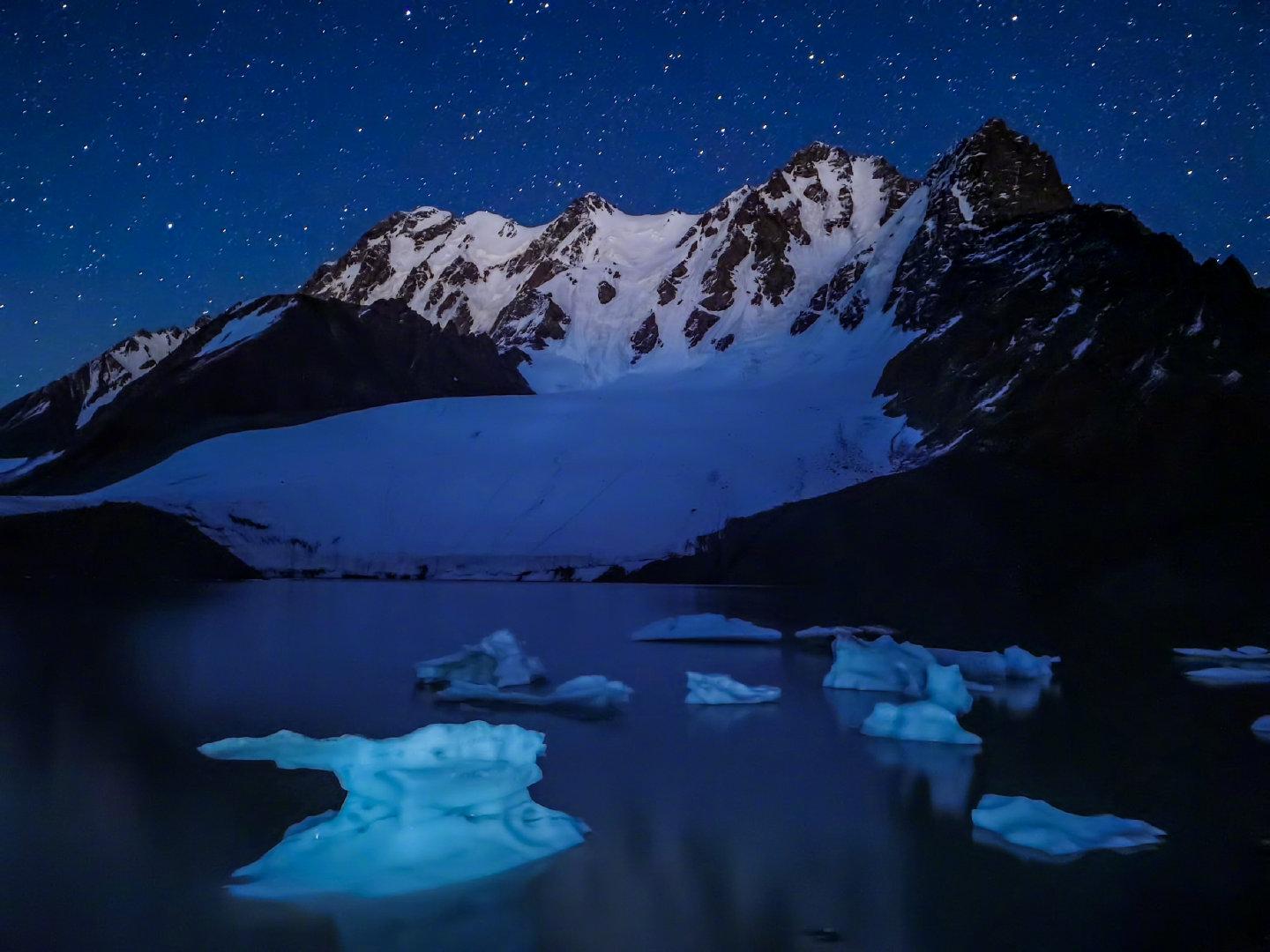 镜头组合,双4000万双主摄,800万长焦和一颗3d深感镜头辅助背景虚化