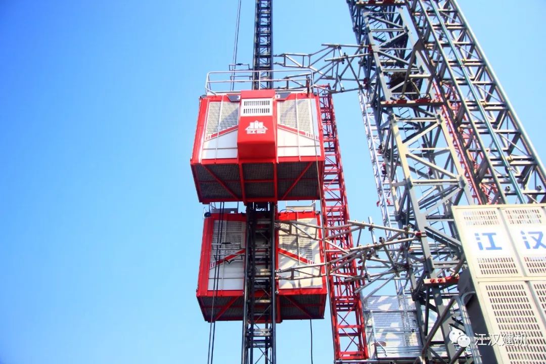 新品江汉轻量化中速能效施工升降机向建国70周年献礼