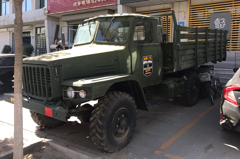 东风6驱军用越野卡车如今被遗弃在街头用砖头垫着防止溜车