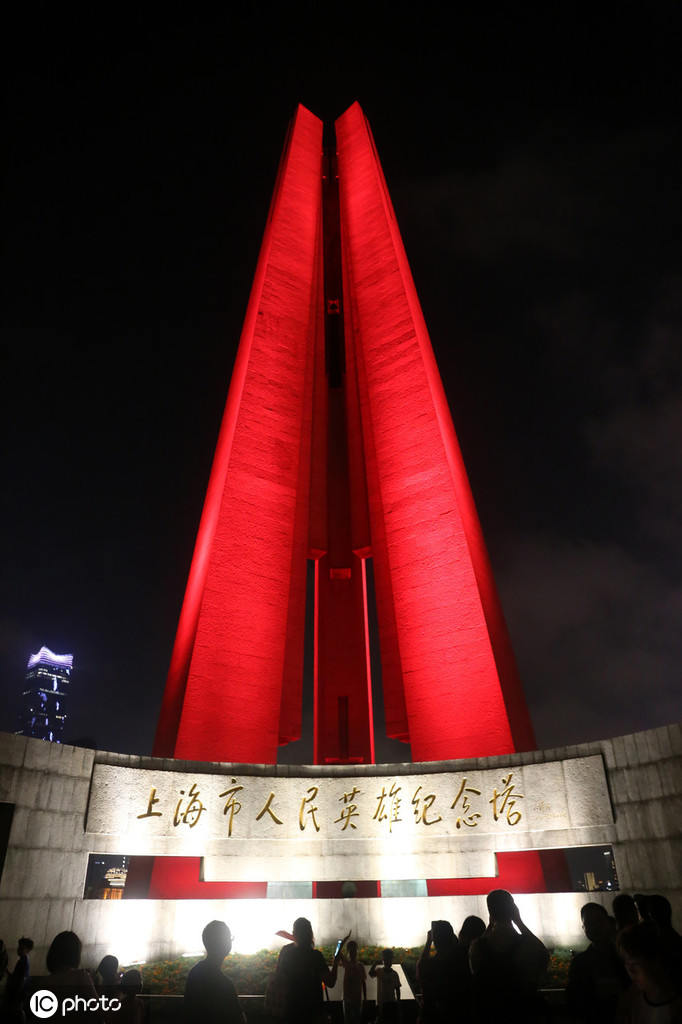 上海人民英雄纪念塔吸引众多市民游客国庆旅游观景